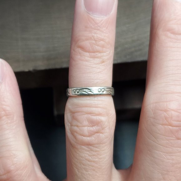 Jewelry - Size 4 Sterling Silver Small Cute Nature Pattern Ring